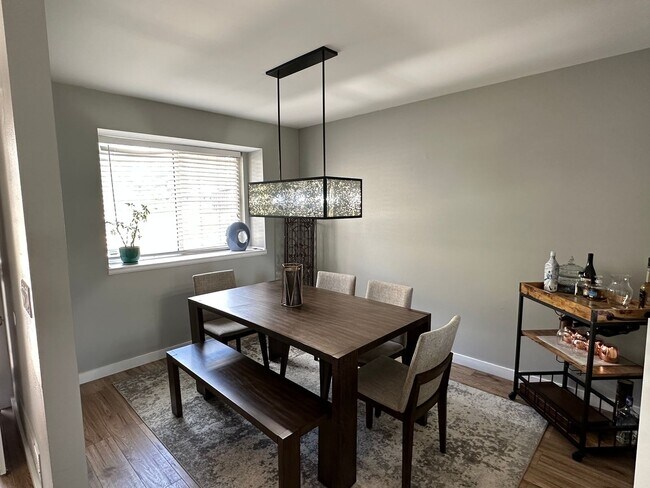 Building Photo - Spacious 2 Bed 2.5 Bath in the heart of Indian Creek