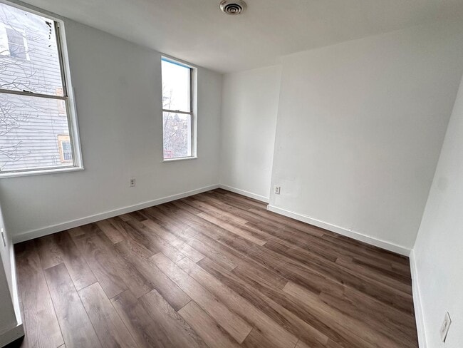 Building Photo - 132 Charles St