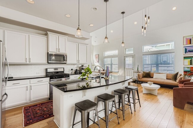 Building Photo - Gorgeous 4 BD / 3 BA Home In Gated Austin ...