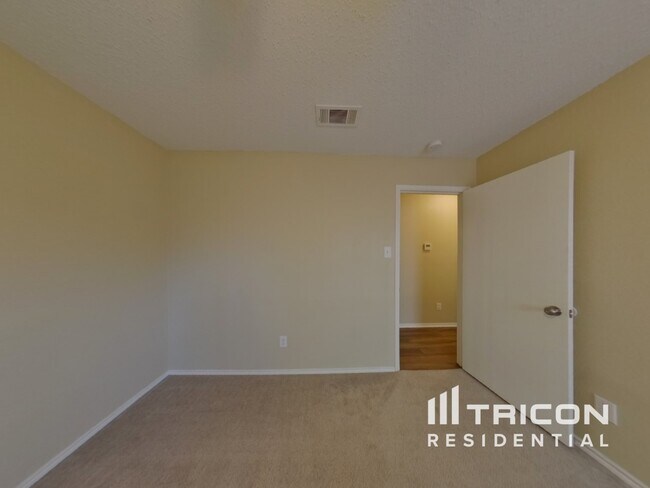 Building Photo - 537 Linacre Dr