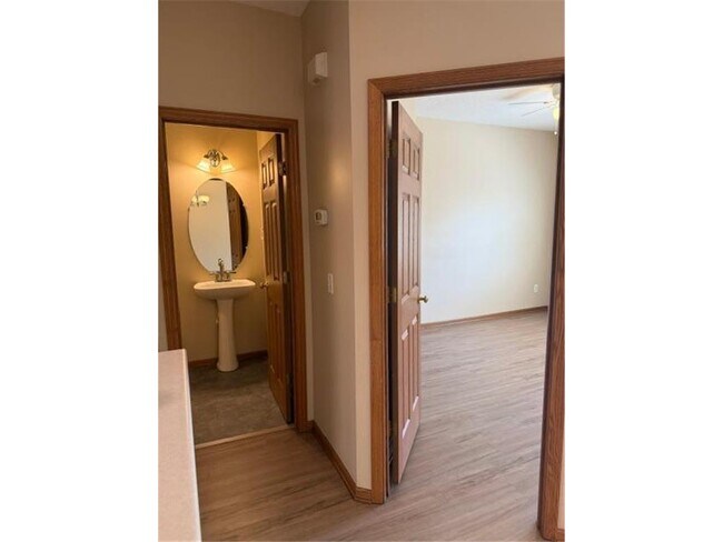 Building Photo - 6886 Meadow Grass Ln S