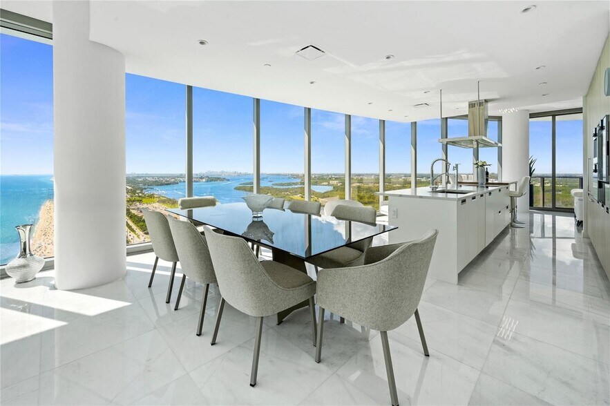 Building Photo - 15701 Collins Ave
