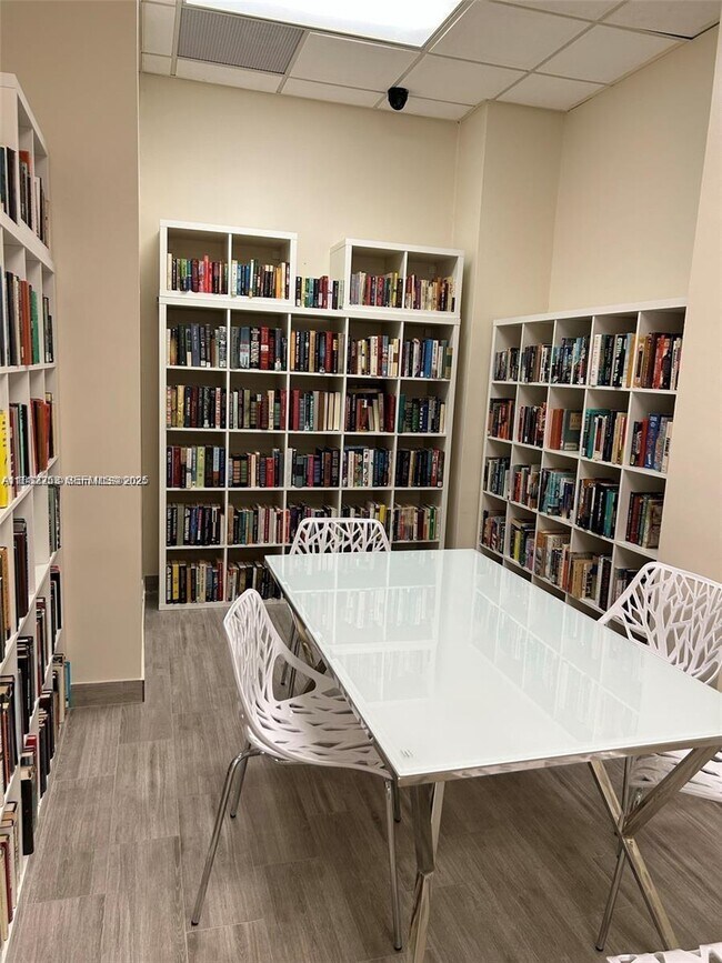 Building Photo - 3725 S Ocean Dr