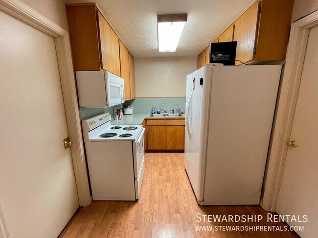 Building Photo - Efficiency Studio close to UO Campus!