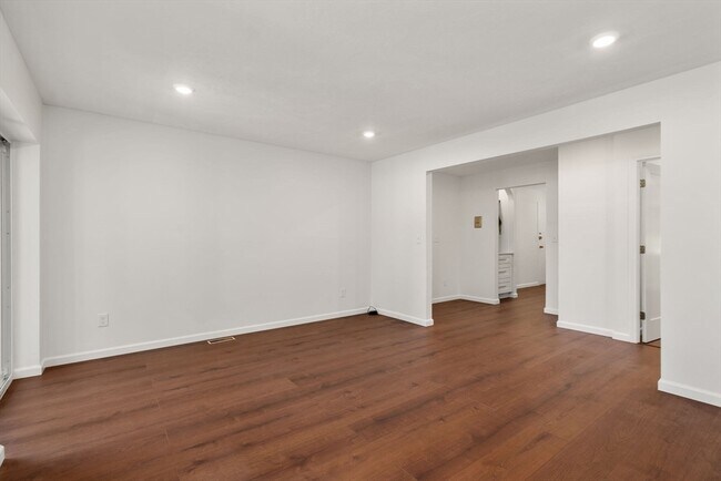 Building Photo - 47 Bayberry Dr
