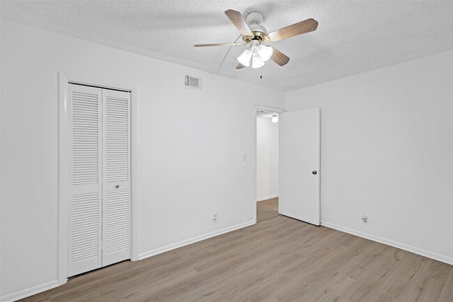 Building Photo - 5140 SW 40th Ave