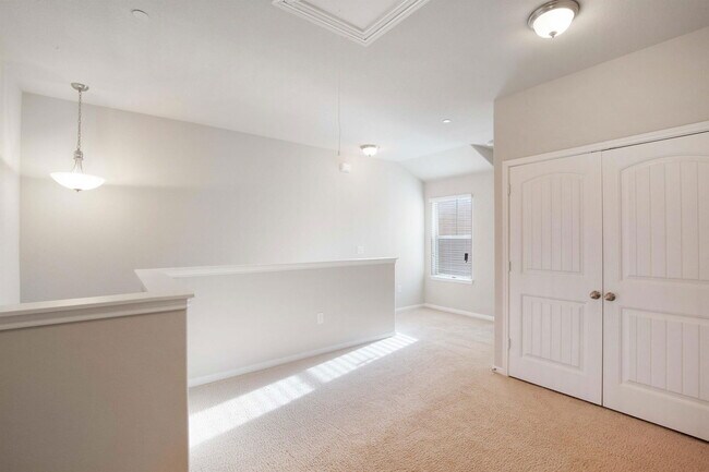 Building Photo - 516 E Slaughter Ln