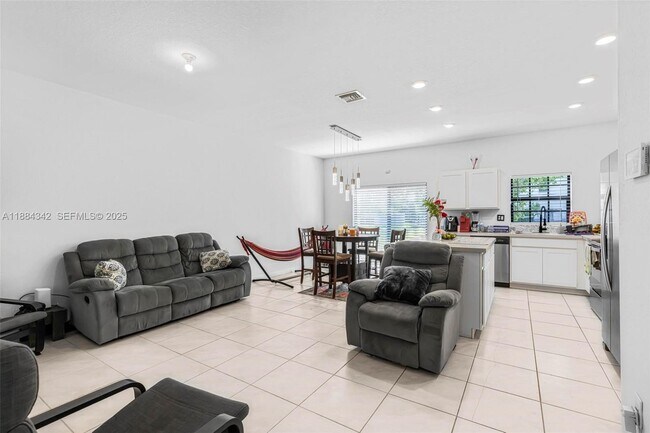 Building Photo - 1137 SW 7th Ct