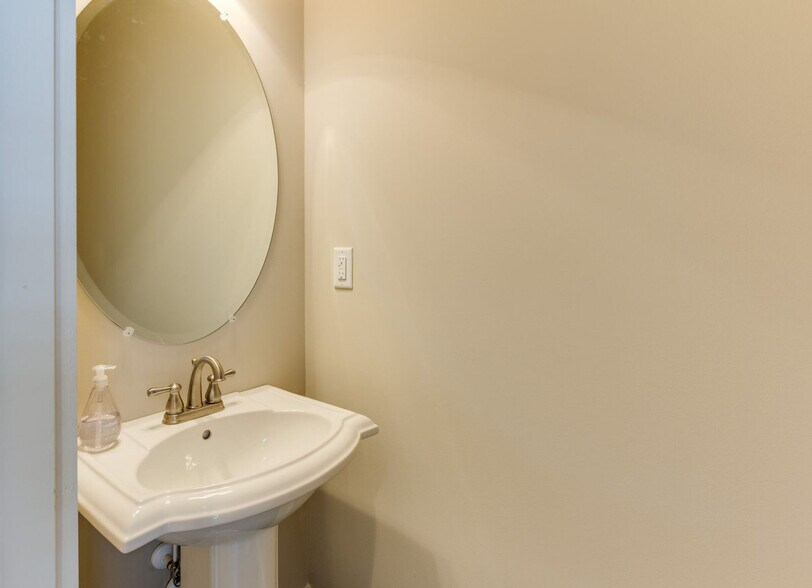 Building Photo - 406 A St