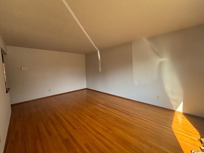 Building Photo - Charming 3 Bed, 2 Bath -  Quiet Neighborho...