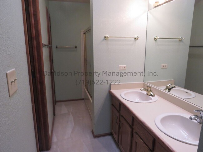 Building Photo - Stunning 4 Bedroom House in West Colorado ...