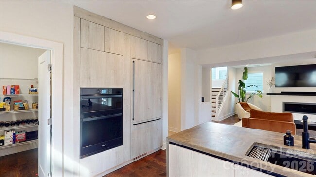 Building Photo - 1220 Lomax Ave