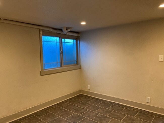 Building Photo - STUDENTS WELCOME! Charming 3 Bed 2 Bath Single Family Home in Old Town