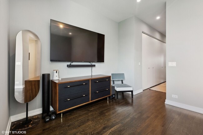 Building Photo - 455 W Hobbie St