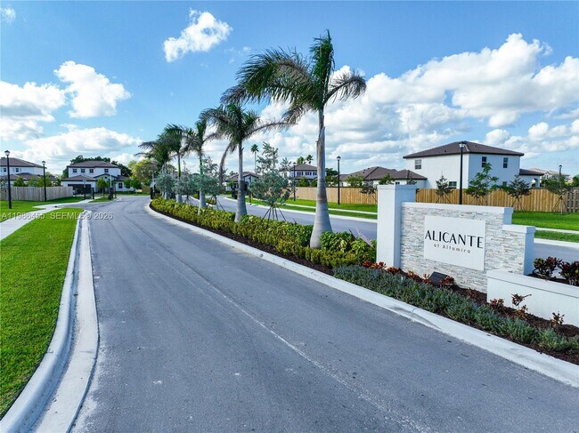 Building Photo - 2333 SE 28th St