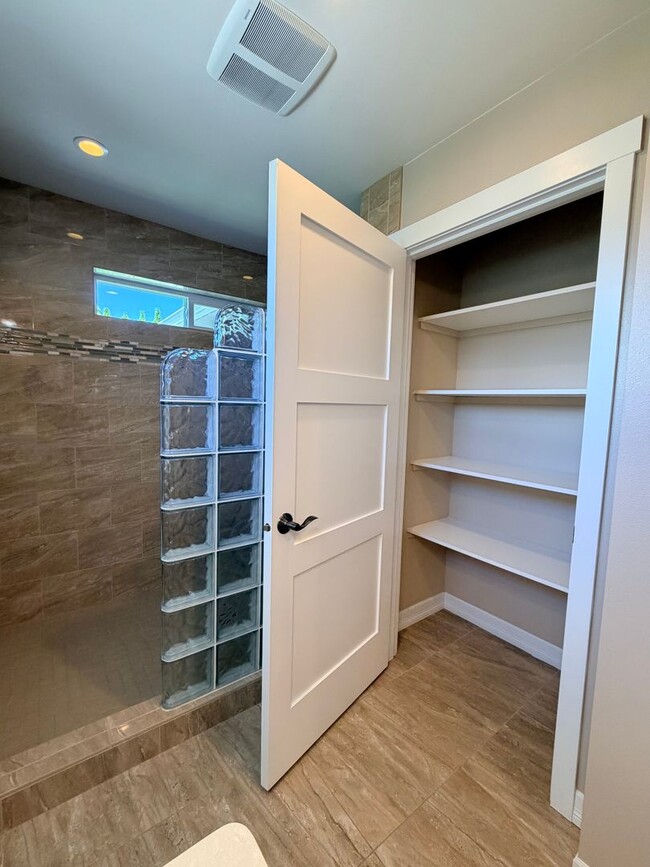 Building Photo - Luxury, golf course living with VIEWS! 3+ bed, 3 bath, three car garage and so much more!