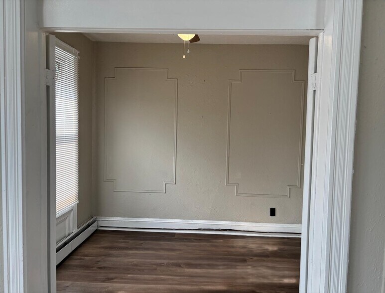 Building Photo - 633 Main St