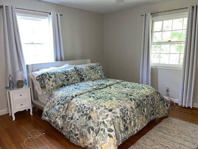 Building Photo - Clean, bright townhouse near UNC and hospitals