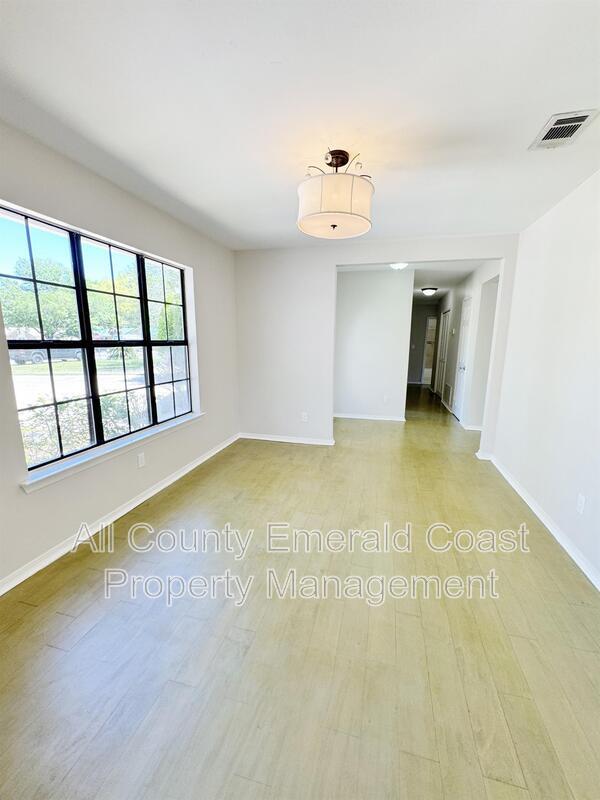 Building Photo - 710 Swan Ln