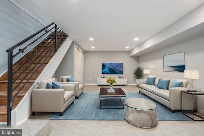 Building Photo - Breathtaking House for Rent wt Roof Deck