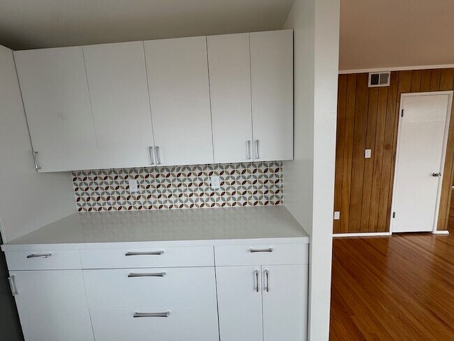 Building Photo - Charming Meets Modern – Renovated 2 Bed / ...