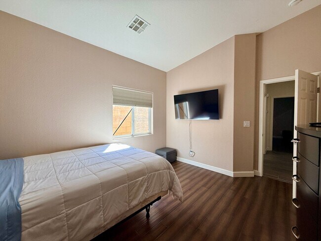 Building Photo - Welcome to this stunning 5-bedroom, 3-bath home located in the desirable Estates of Wigwam Ranch ...