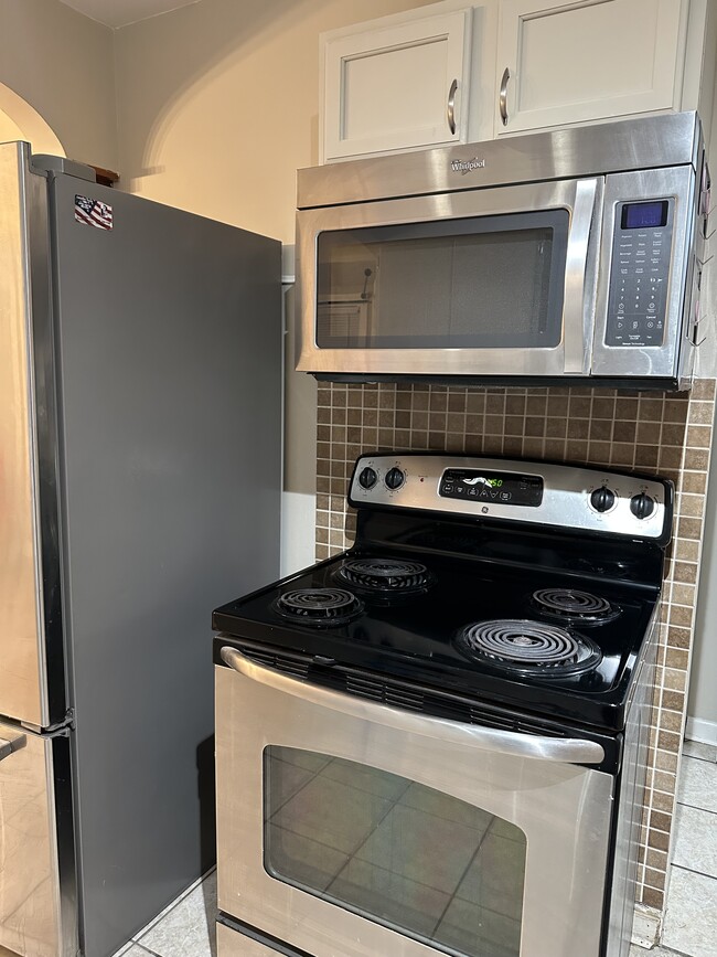 Building Photo - 83 S Lynhurst Dr