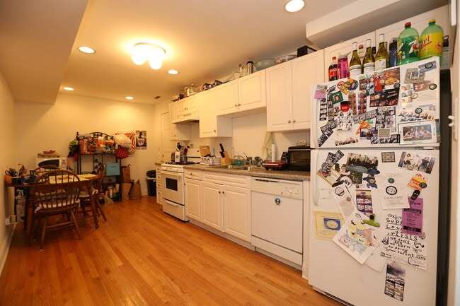 Building Photo - 922 W Addison St