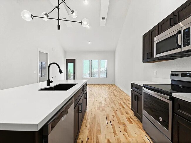 Building Photo - 100-102 Amberwood Ct