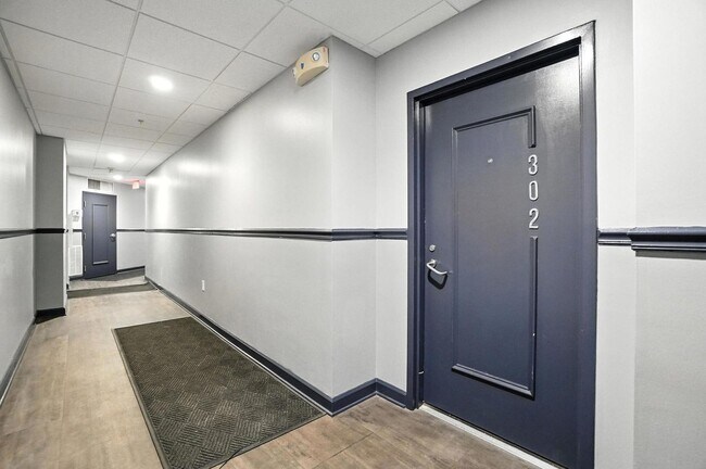 Building Photo - Uptown Condo!