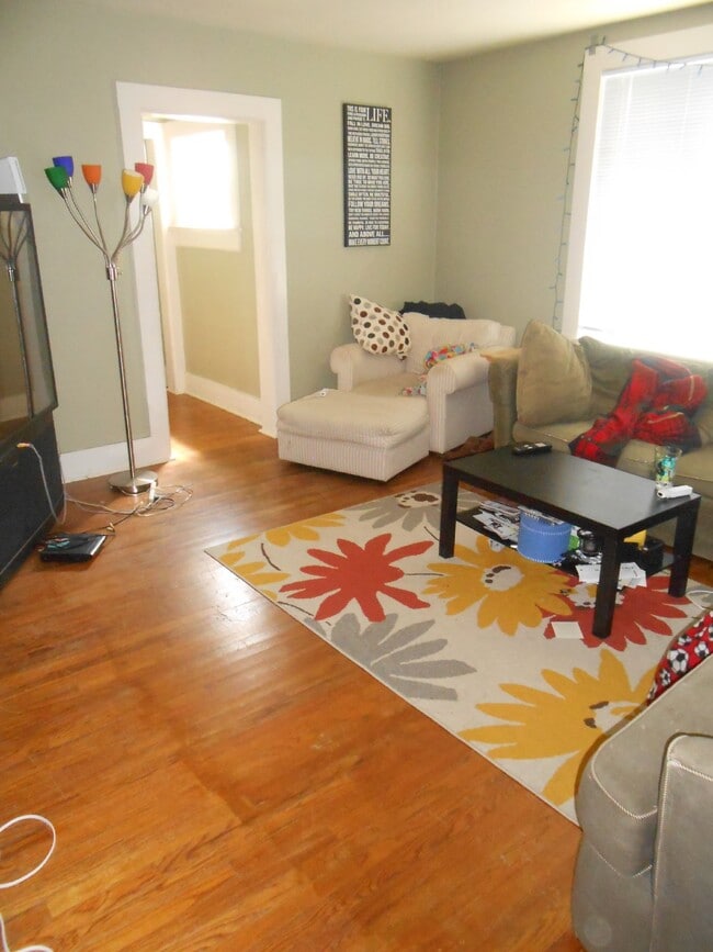 Building Photo - 3 Bed 1 Bath close to UWEC! Available June 1st 2025