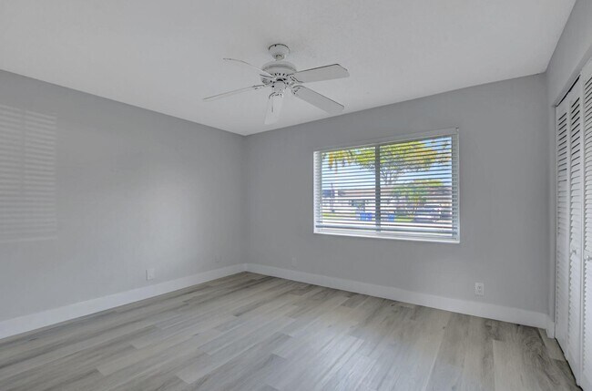 Building Photo - 9632 Saddlebrook Dr