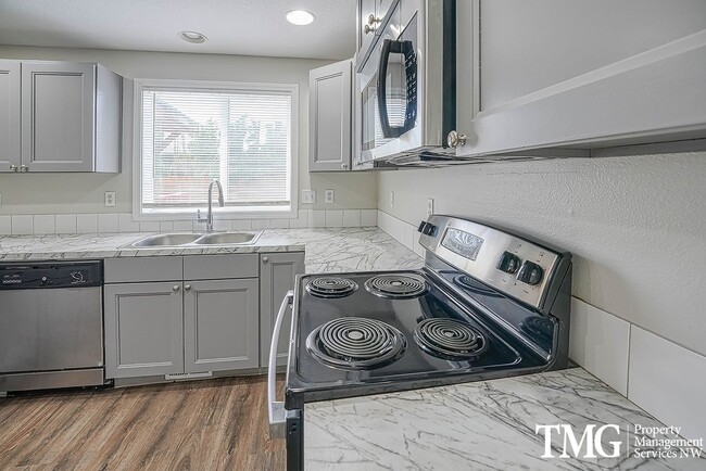 Building Photo - Beautifully Remodeled 4BR Home with Fenced Backyard