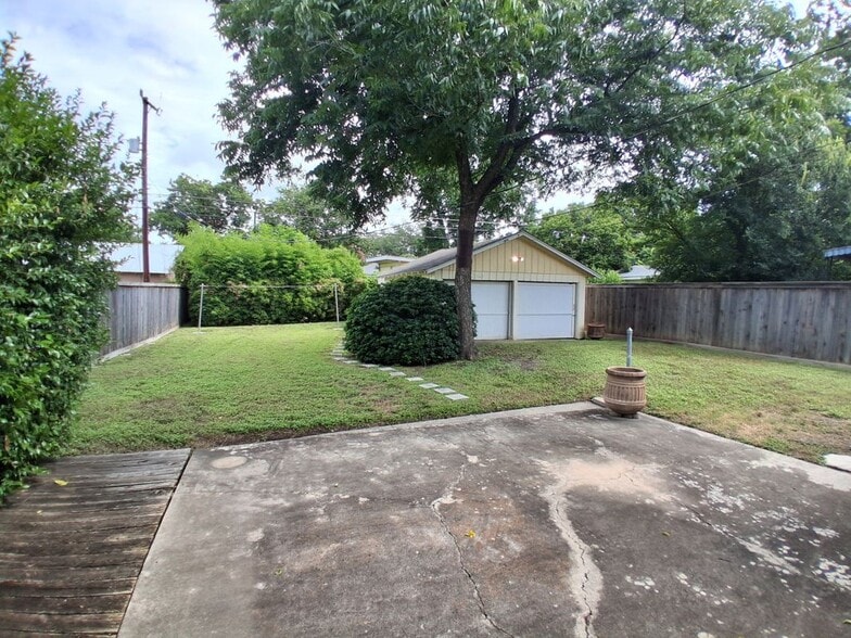 Building Photo - 315 W Ridgewood Ct