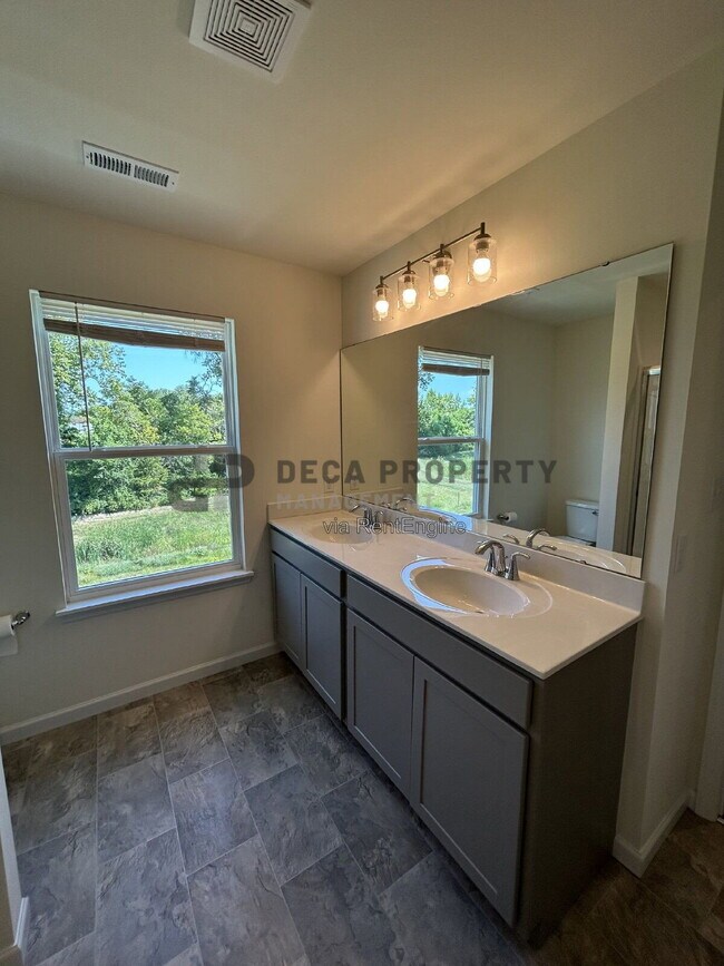 Building Photo - 16732 River Stone Dr
