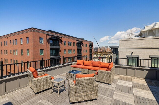 Building Photo - 238 Deer St