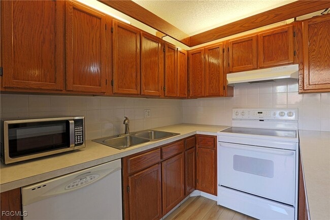 Building Photo - 5219 Cedarbend Dr