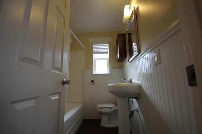 Building Photo - 3 Bedroom Duplex with Lovely Backyard(Upstairs)