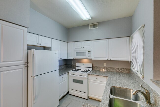 Building Photo - CUTE AND COZY 1 BEDROOM UNIT WITH TONS OF UPGRADES*COMMUNITY AMENITIES*