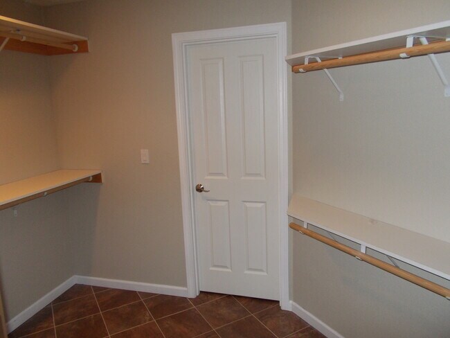 Building Photo - R91G/$1895.00 RENTED