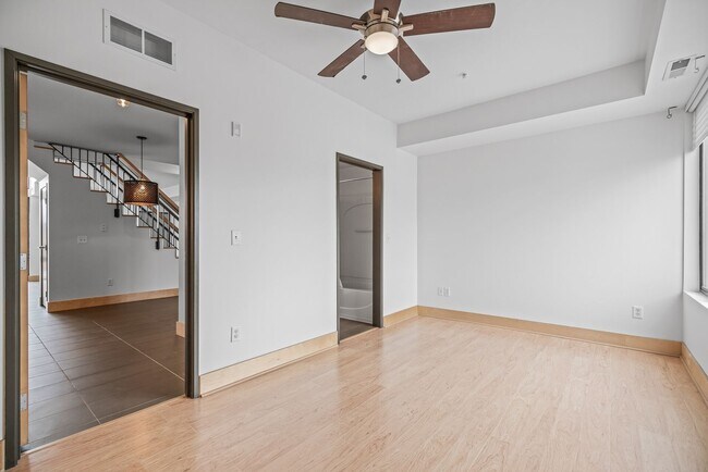 Building Photo - Modern 1-Bed 1.5-Bath + Den Condo in Minne...