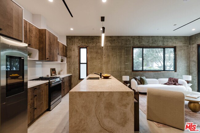 Building Photo - 2855 S Sycamore Ave