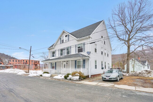 Building Photo - 315 Woronoco Rd