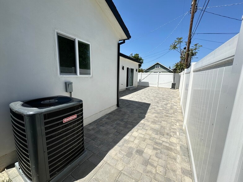 Building Photo - 8436 Oakdale Ave