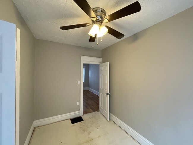 Building Photo - 3 Bedroom 1 Bathroom Home