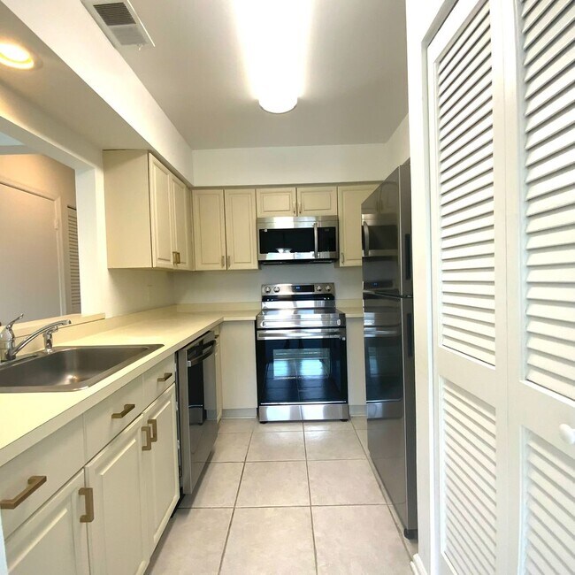 Building Photo - 7594 Lakeside Village Dr