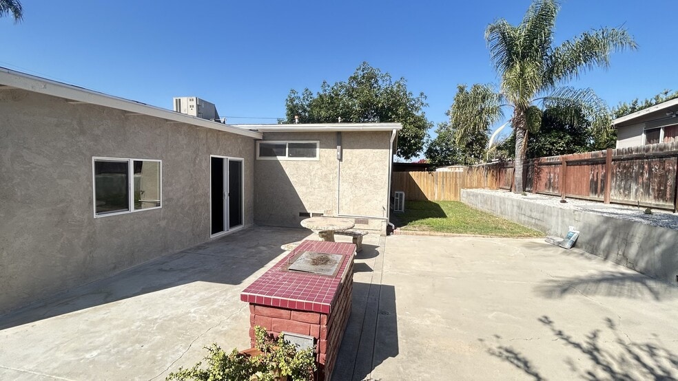 Building Photo - 2811 E 11th St