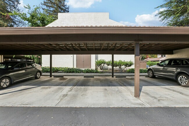 Building Photo - 999 Evelyn Terrace W