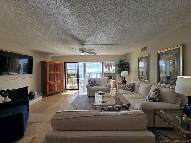 Building Photo - 316 NE Edgewater Dr