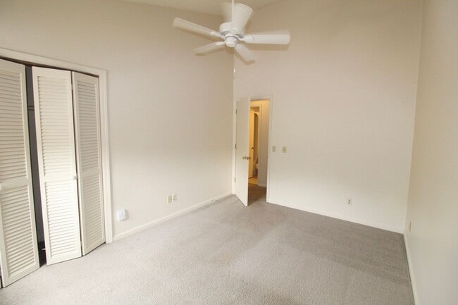 Building Photo - Stunning 2-Bedroom Condo for Rent on Blue ...